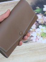 Ví nữ cầm tay da dê Alran Chevre Sully, ví dài handmade màu xám cát