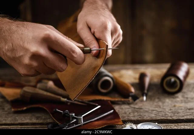 Nghệ nhân làm đồ da handmade